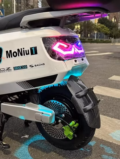 Le plus rapide 72V 1400W High Street Bike Hub Motor Fast Dirt Bike Off Road Pit Road Adulte CEE Scooter de mobilité électrique avec moteur latéral